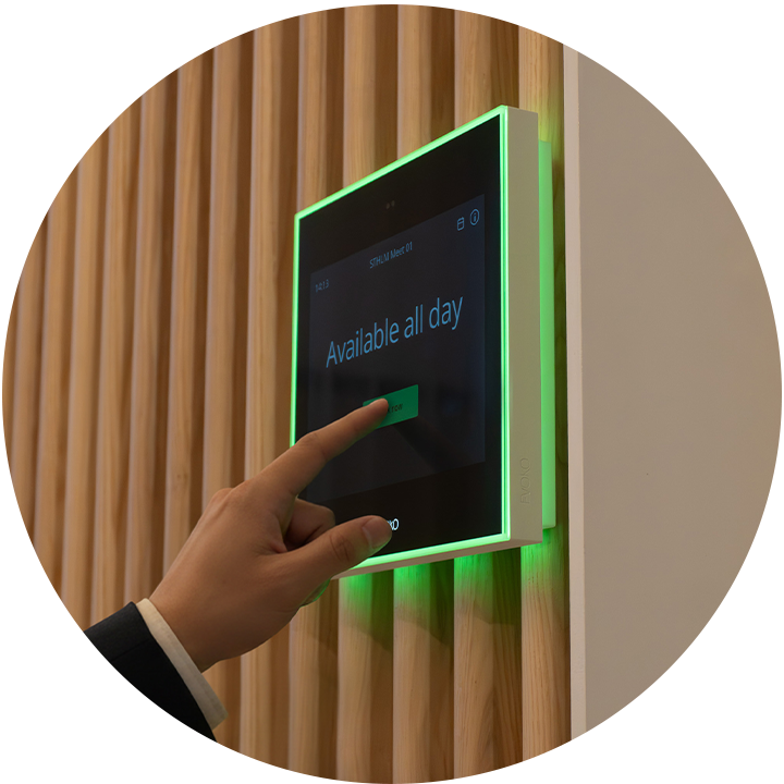 Naso room manager in office