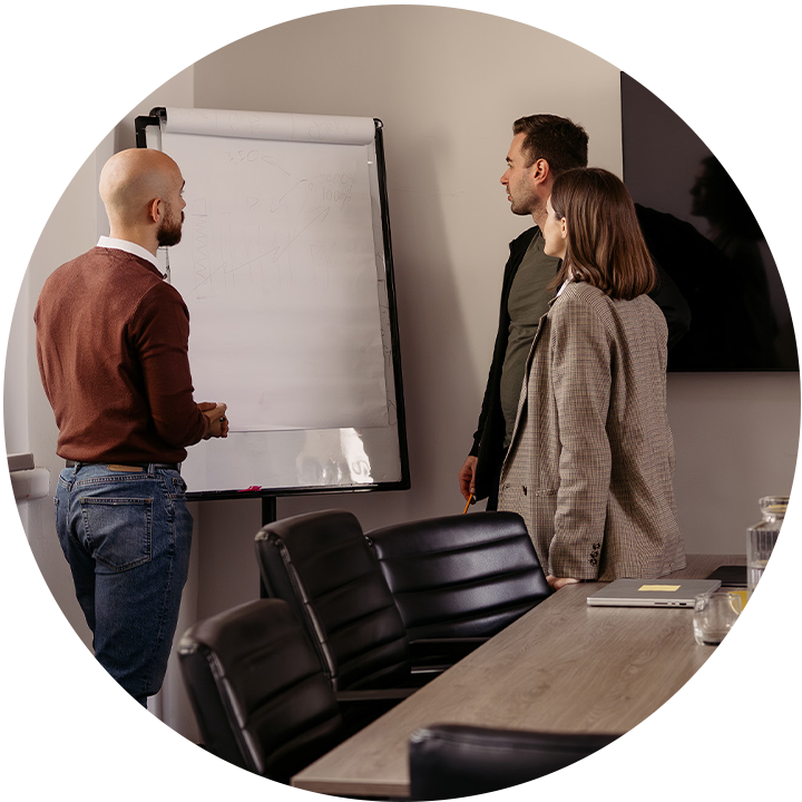 salle de réunion moderne équipée d'ordinateurs portables