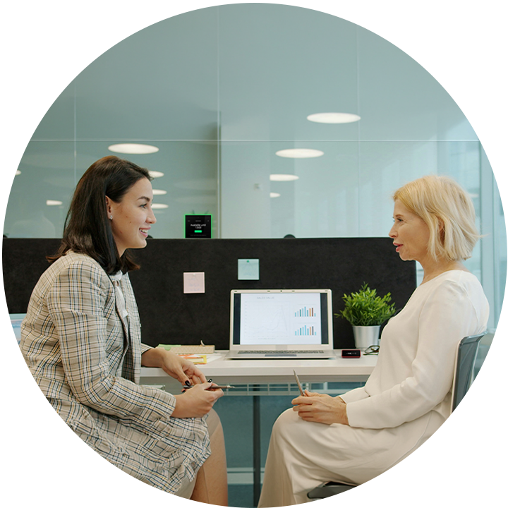 Deux femmes occupant des fonctions officielles