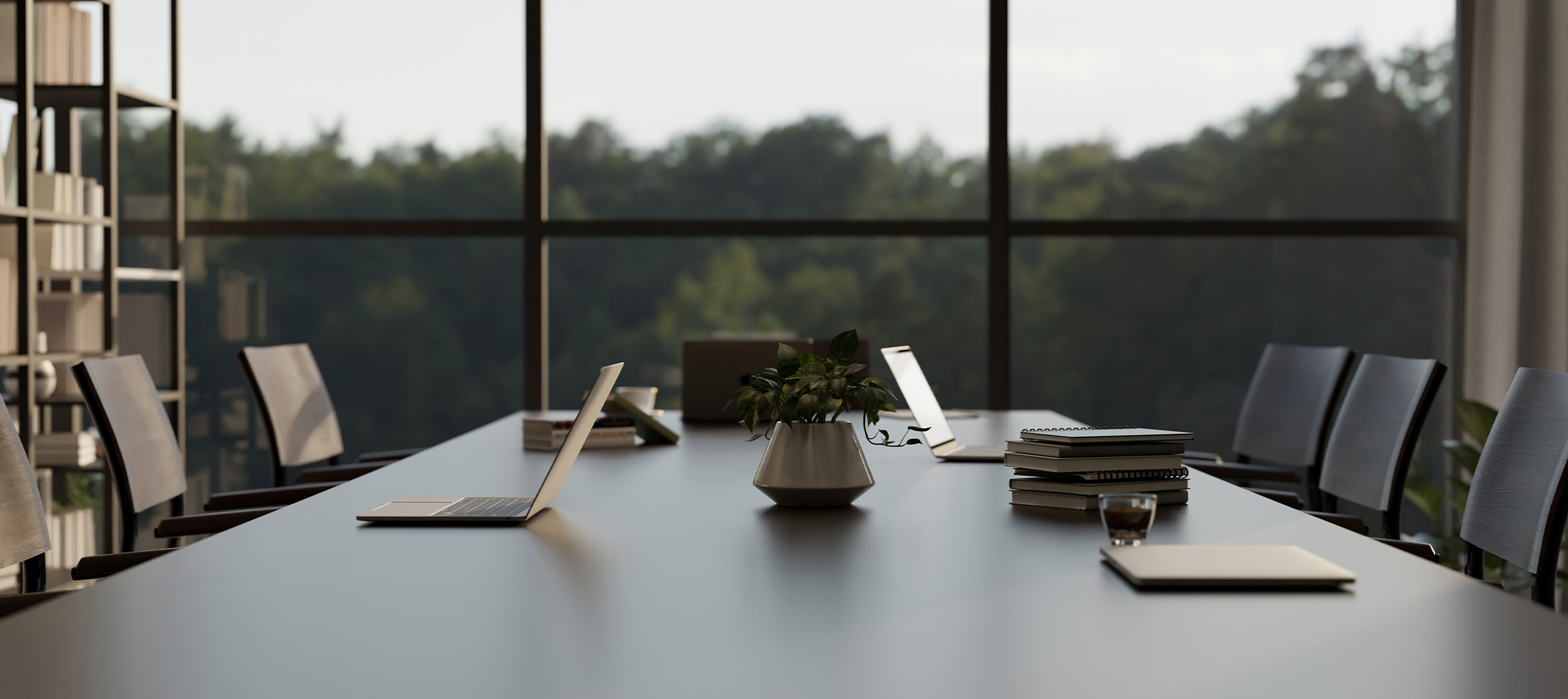 Salle de réunion moderne équipée d'ordinateurs portables