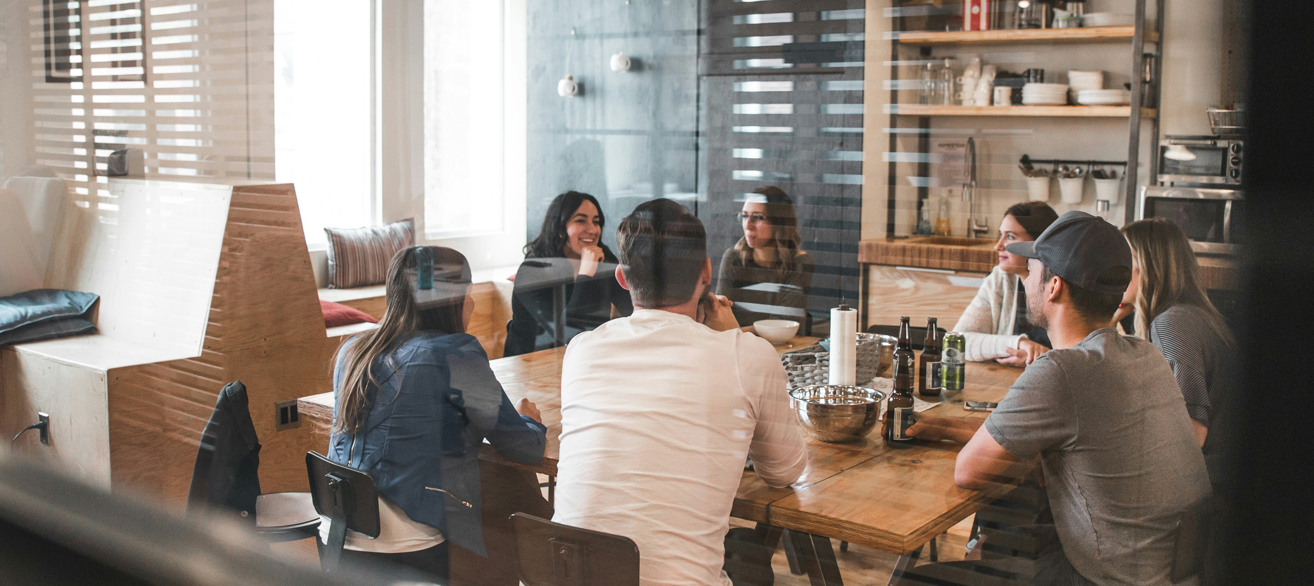 folk, der sidder rundt om et bord på et kontor